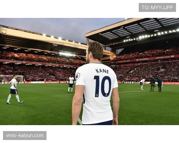 特写：打入俱乐部生涯第300球后，凯恩在温布利向看台鼓掌致意